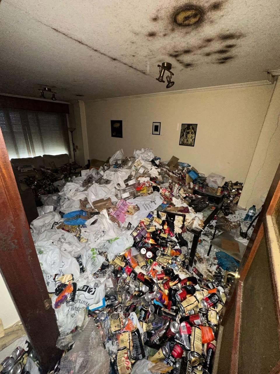A Coruña barrio de los rosales Inmueble con síndrome de diogenes 900 kg de basura dentro de la vivienda - Imagen 2