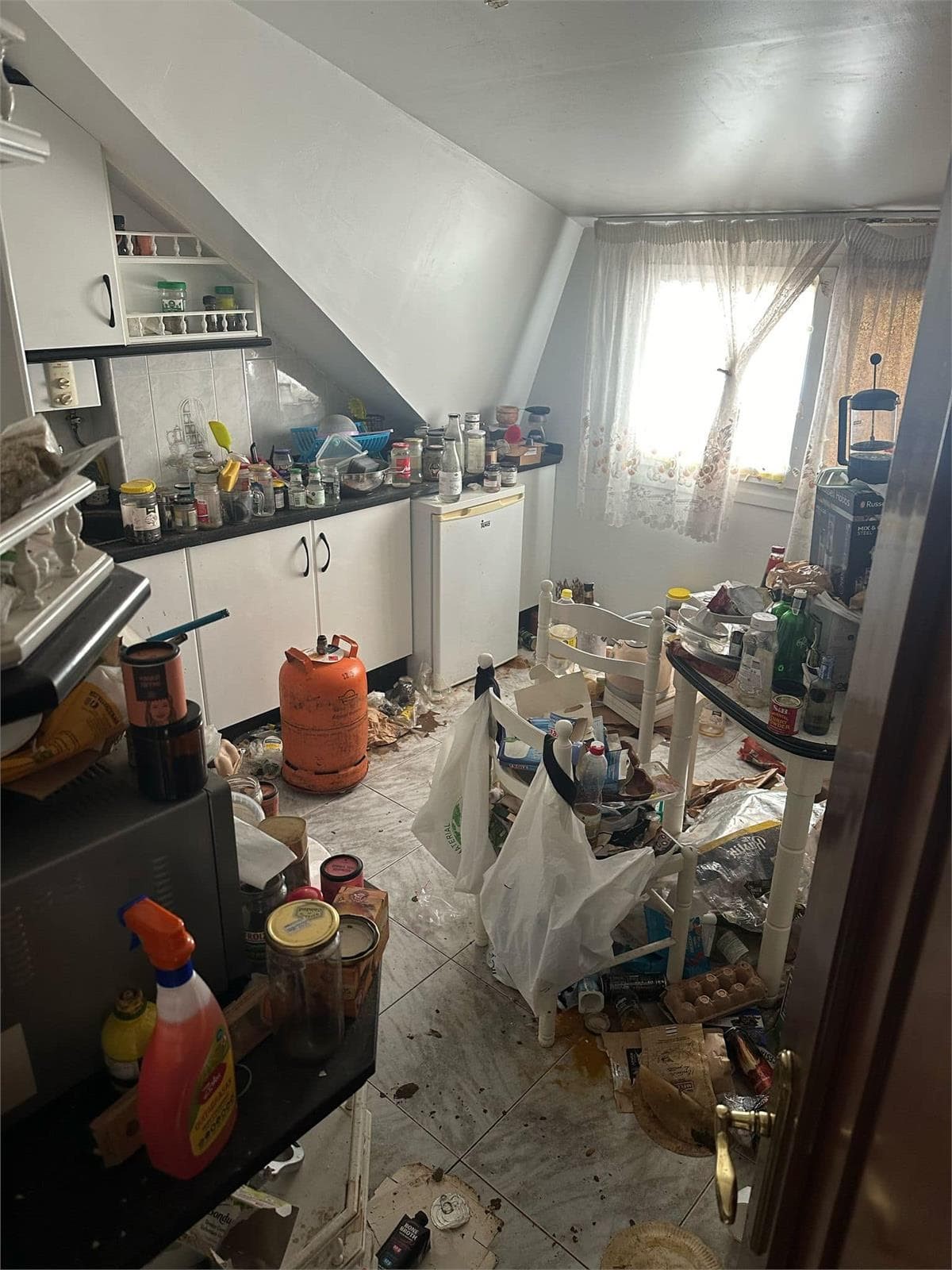 Inmueble recuperado en Camariñas inquilinos morosos - Imagen 8